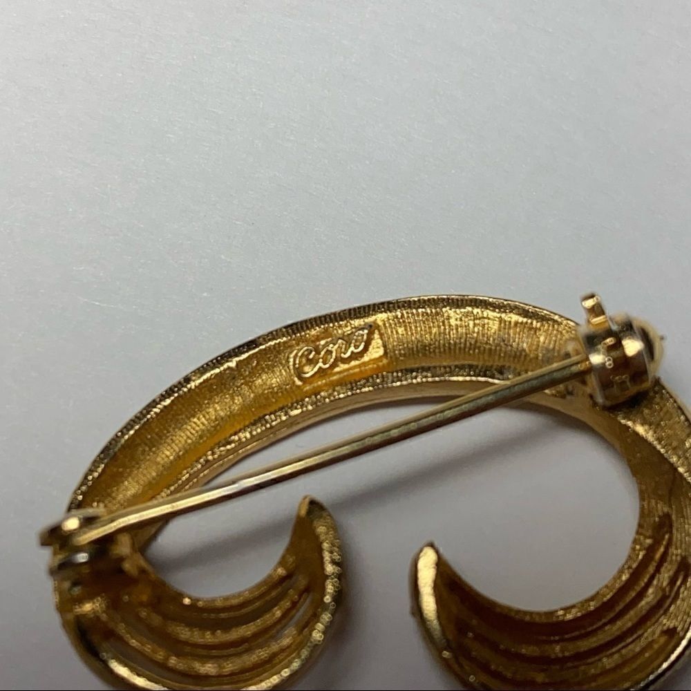 *Coro* Vintage Stamped Gold-tone Brooches - Picture 5 of 5